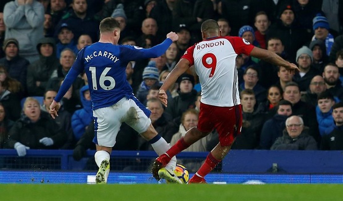 Futebol  inglês: jogador do Everton quebra a perna, e rival chora em campo