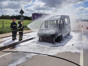 Incêndio destrói van em trecho da AL-110, em Arapiraca