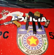 Polícia prende trio com armas de fogo, 165 pedras de crack e granada caseira