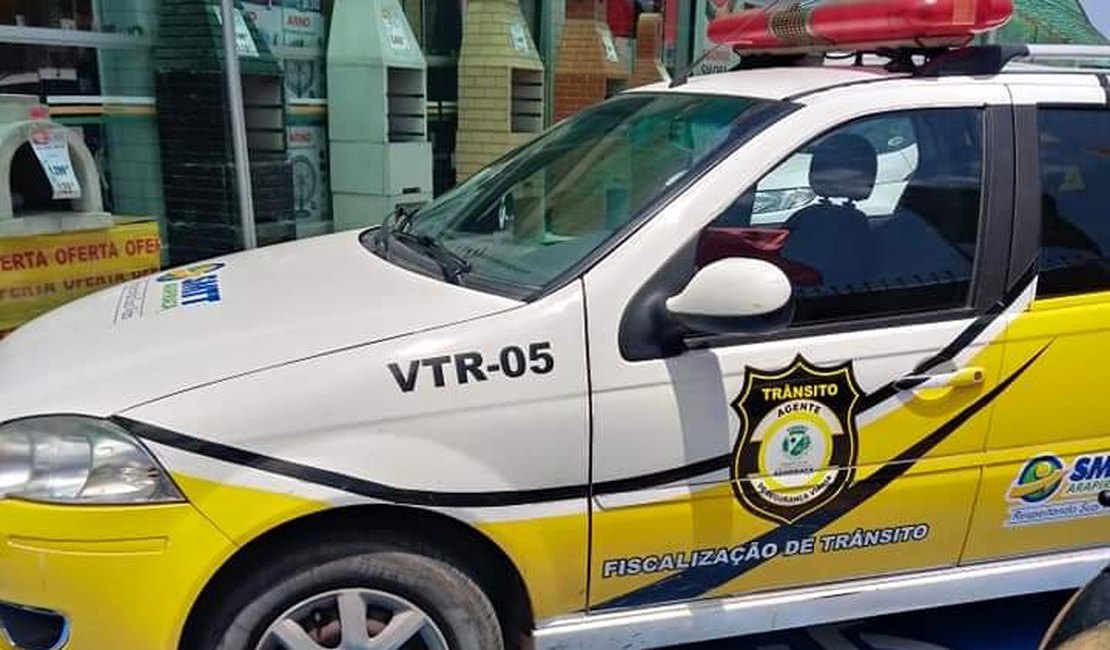 Veículo da SMTT de Arapiraca estaciona em vaga exclusiva para deficiente físico