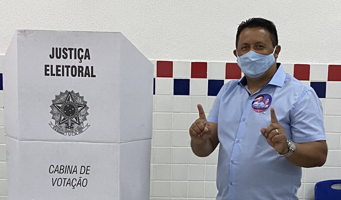 Ao votar, Josias Aprígio diz estar confiante no resultado das urnas em Minador do Negrão