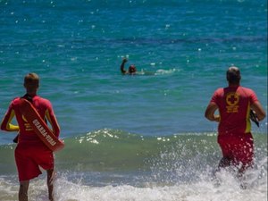 Duas pessoas são resgatadas após afogamento na Praia do Francês