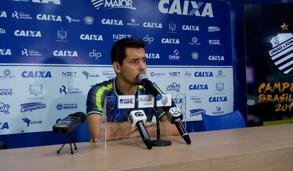 CSA confirma renovação com Rafinha