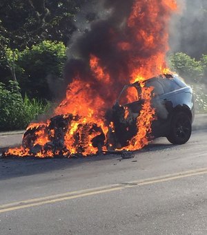 Carro de Paquetá pega fogo, explode, mas jogador já treina no CT