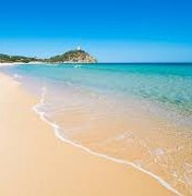 Casal é detido por roubar areia de praia em Sardenha, na Itália