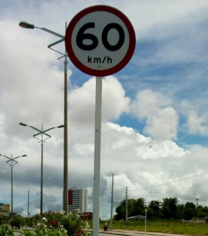 Novas placas de trânsito são instaladas em Maceió