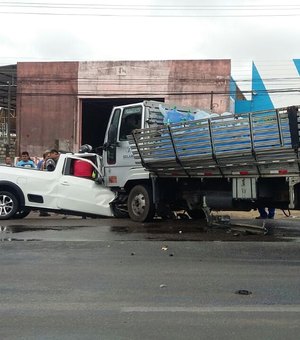 Acidente entre carro e caminhão deixa motorista gravemente ferido