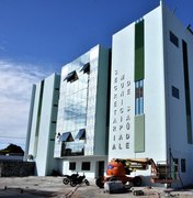 Rui Palmeira entrega reforma do prédio da Secretaria de Saúde