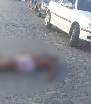 Homem é morto e corpo é encontrado caído na pista no bairro do Jacintinho