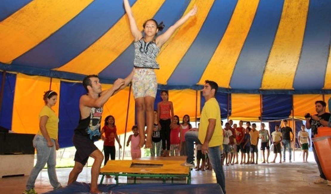 Campeão de Ginástica dá aula a crianças na Escola de Circo