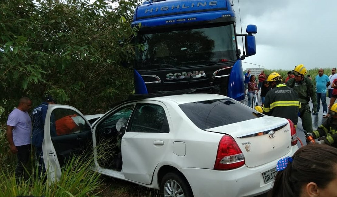Acidente entre carro e caminhão deixa pessoa presa às ferragens, em Pilar