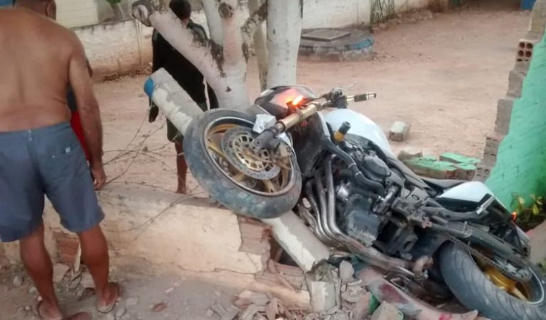 Moto colide em muro de residência e deixa feridos em Taquarana