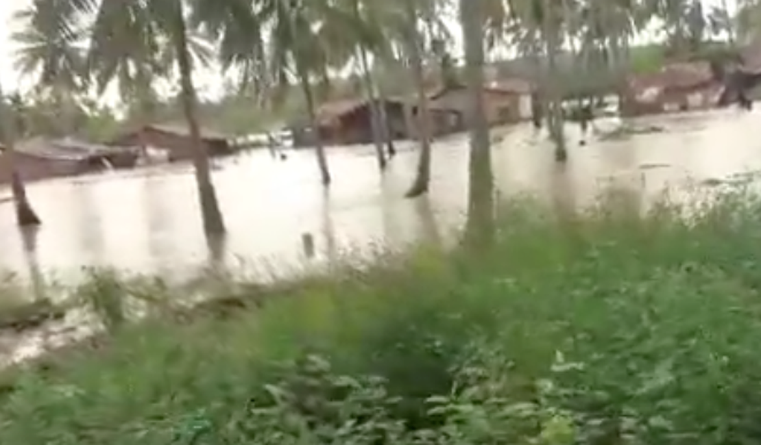 [Vídeo] Após chuvas, casas ficam debaixo d´água em comunidade de Maragogi