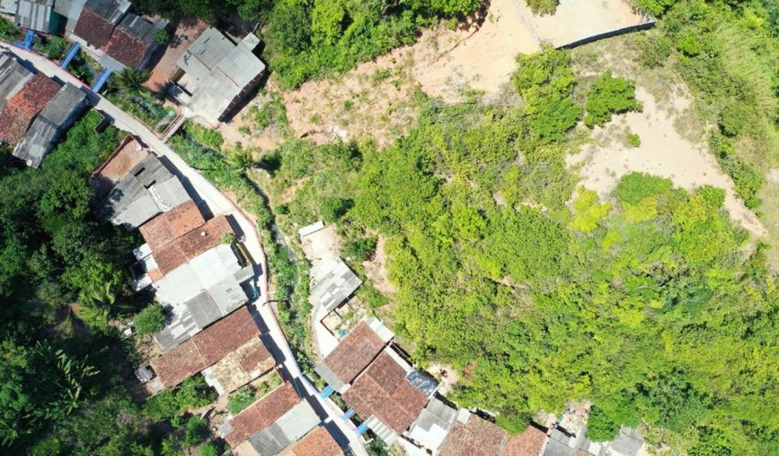 Defesa Civil de Maceió lança drones para investigar área de risco na Chã da Jaqueira