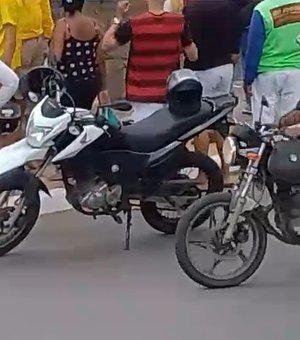 [Vídeo] Moto colide contra cerca e jovens ficam feridos em Arapiraca