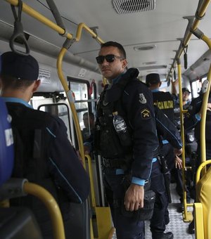 Bandidos incendeiam ônibus e caminhão de lixo no Ceará