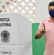 Rui Palmeira vota no bairro do Jacintinho após se recuperar da Covid-19