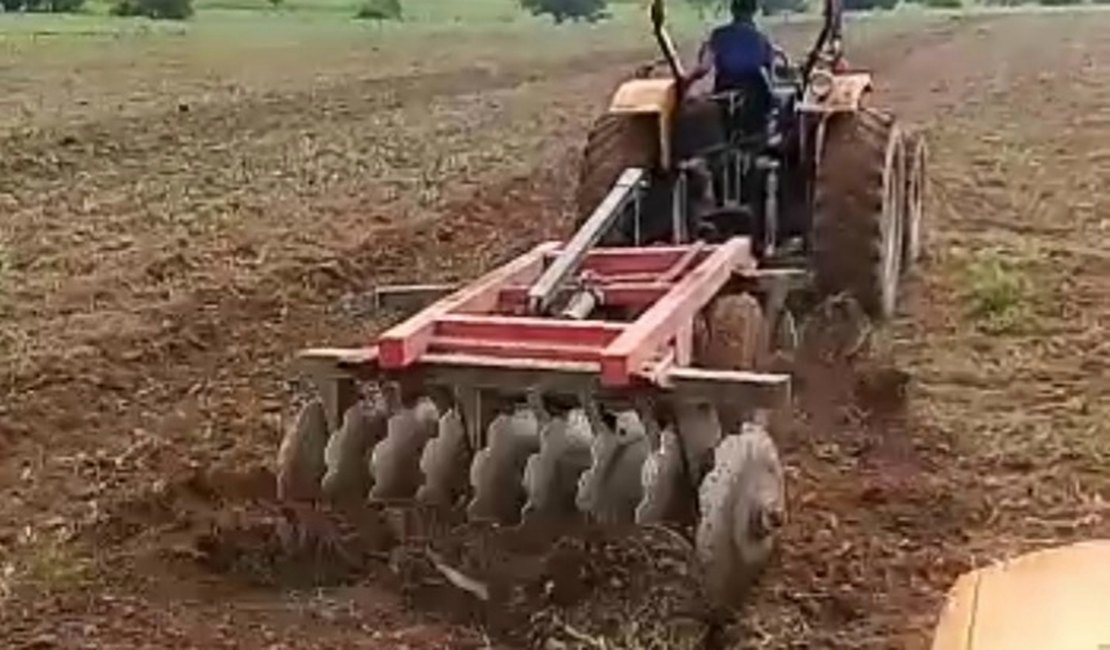 Agricultores são beneficiados com aragem de mais de 5.500 tarefas de terra