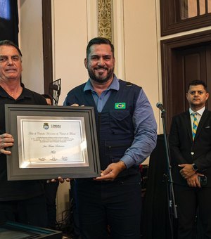 Leonardo Dias entrega Título de Cidadão Honorário de Maceió ao ex-presidente Jair Bolsonaro