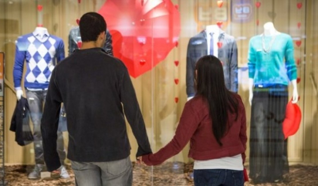 Pesquisa aponta queda na intenção de namorados em comprar presentes na capital