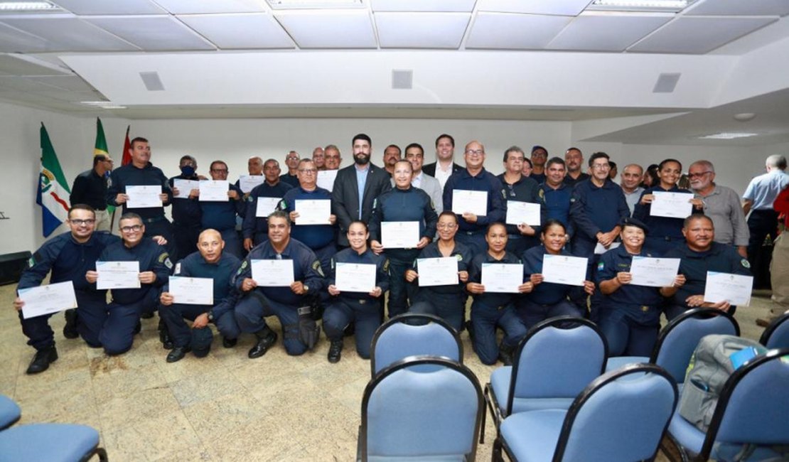 Guardas Municipais com mais de 25 anos de serviço concluem curso de formação