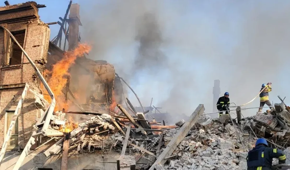 Ucrânia estima até 60 mortes em ataque aéreo a escola usada como abrigo
