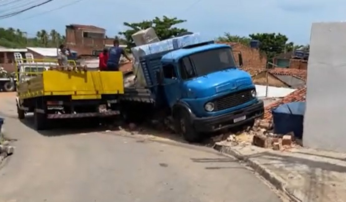 Caminhão desgovernado desce ladeira e atinge casas em Guaxuma