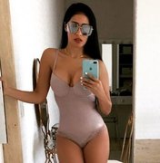 Só de lingerie, Simaria faz selfie no espelho e rouba a cena na web