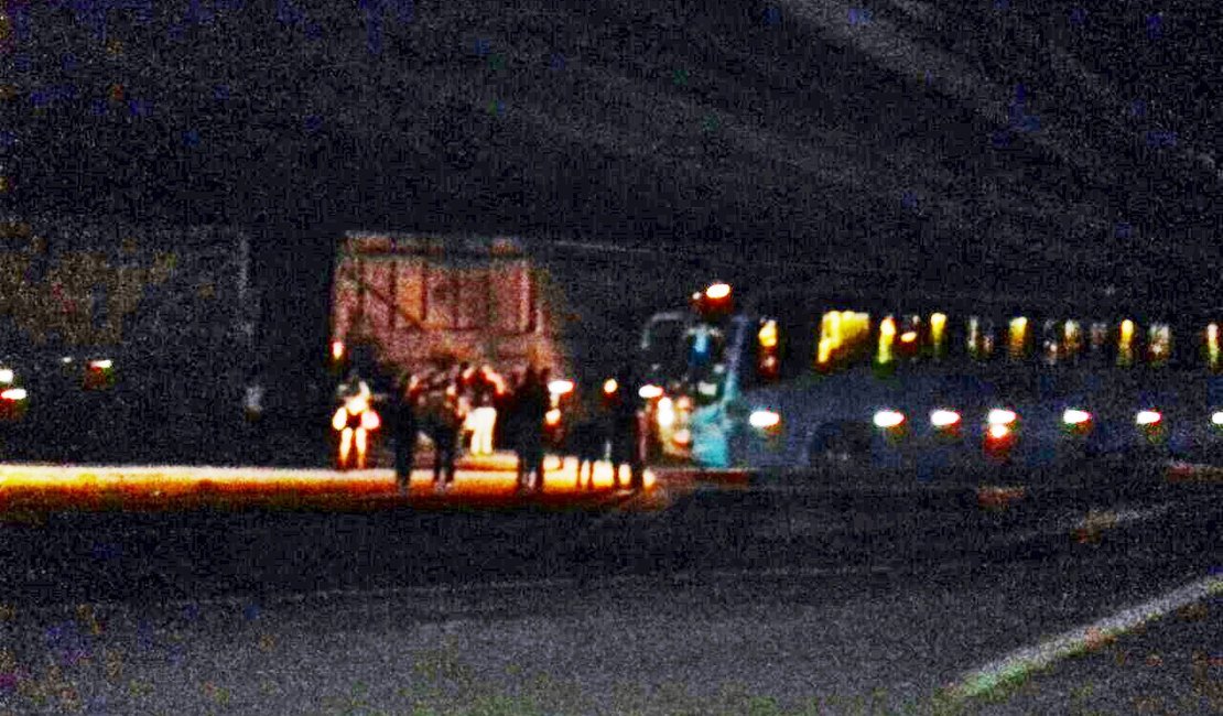Ônibus que transportava estudantes colide em caminhão na BR-101