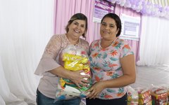 Secretária Gisélia Pedrosa (esquerda) entrega prêmio no evento