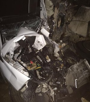 Colisão caminhão e dois carros deixa vítimas presas nas ferragens