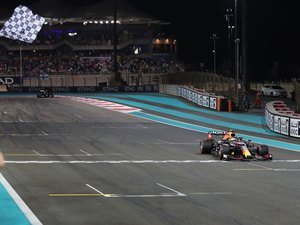 Verstappen ultrapassa Hamilton na última volta em Abu Dhabi e é campeão da F1