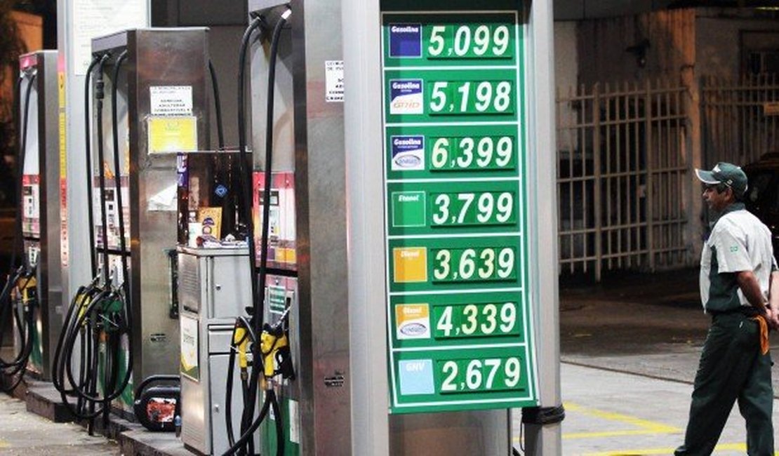 Petrobras eleva preço do diesel em 4% e da gasolina em 5% nas refinarias a partir de terça-feira