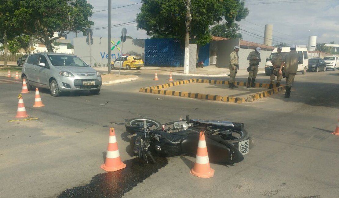 Colisão entre carro e moto afeta trânsito em Arapiraca