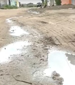 [Vídeo] Moradores reclamam de rua esburacada e lama em Arapiraca