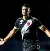 Torcedores do Vasco exaltam Pedro Raul após vitória: 'Até errando faz gol'
