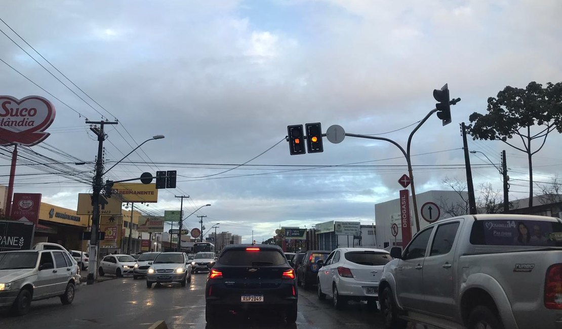 Chuva causa transtorno com semáforos apagados na parte alta da capital
