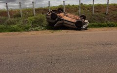 Motorista sai de pista e capota veículo em Taquarana