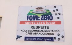 Arapiraquense coloca canos na porta de casa para alimentar cães de rua