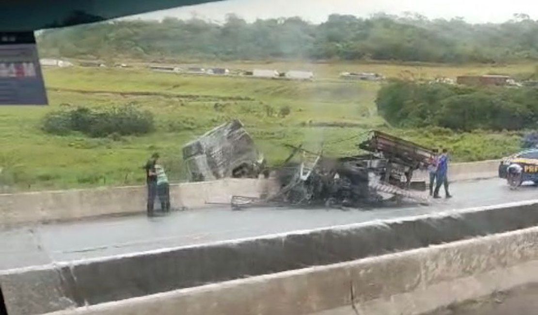 Caminhão carregada de vidro tomba e pega fogo em Jaquiá da Praia
