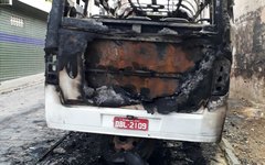 Micro-ônibus foi totalmente tomado pelas chamas