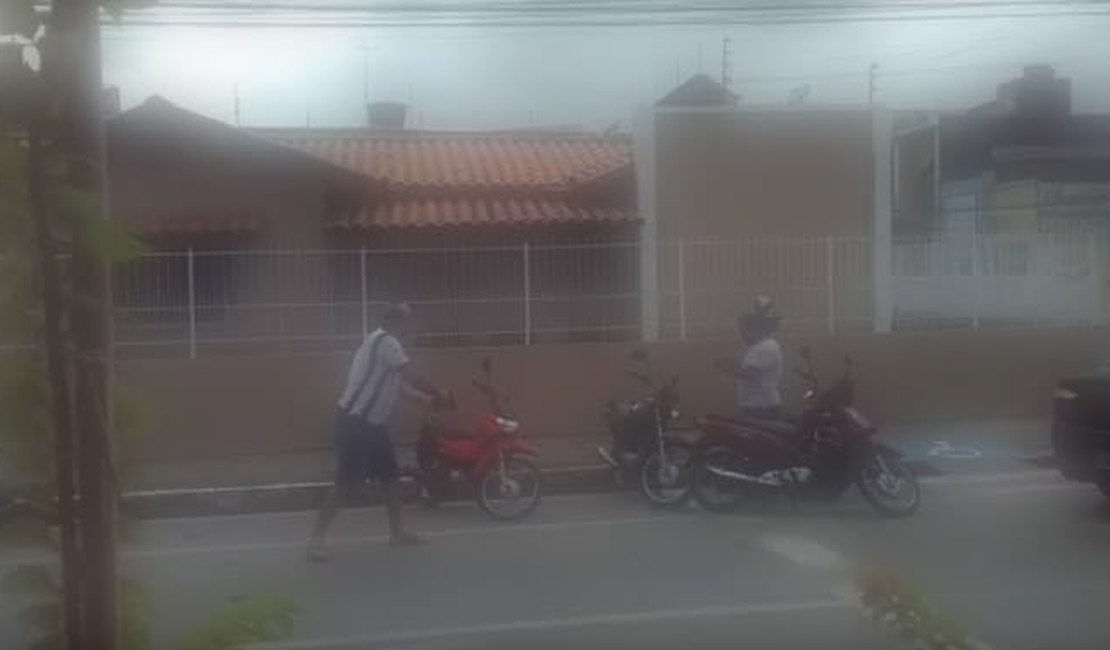 [Vídeo] Homem saca arma e aponta para motociclista no centro de Arapiraca