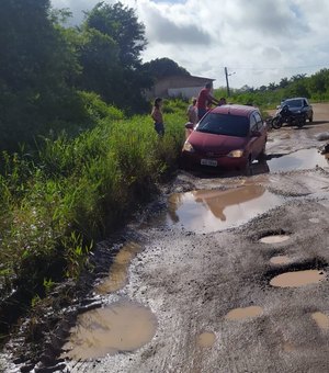 Intransitável: carros atolam ao passar pela Marginal Piauí com buracos e lama em Arapiraca