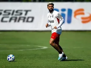 Gabigol antecipa retorno das férias e treina no Flamengo