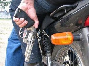 Armados com arma de fogo, dois criminosos roubam moto em Cruz das Almas, em Maceió