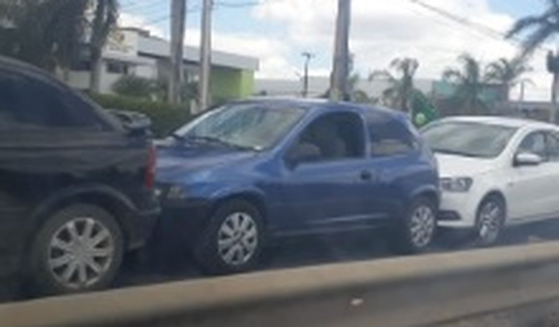 [Vídeo] Dois engavetamentos de veículos são registrados na AL-220 em Arapiraca