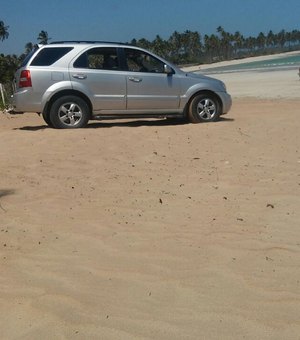 Homem é flagrado destruindo projeto do IMA na praia para passar com carro 