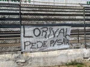 Torcida do ASA protesta pedindo a saída do técnico Lorival Santos