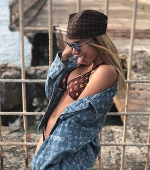 Poderosa! Anitta ostenta com biquíni de quase R$ 4 mil no Havaí