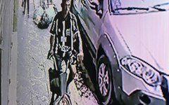 As imagens mostram o suspeito usando bermuda e uma camisa de time de futebol